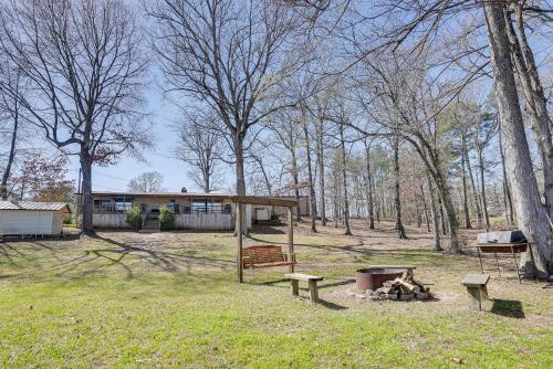 Updated Getaway on Toledo Bend with Pvt Boat Launch! Updated Getaway on Toledo Bend with Pvt Boat Launch!