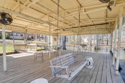 Updated Getaway on Toledo Bend with Pvt Boat Launch! Updated Getaway on Toledo Bend with Pvt Boat Launch!