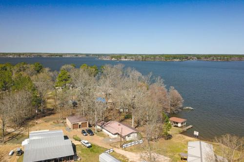 Updated Getaway on Toledo Bend with Pvt Boat Launch! Updated Getaway on Toledo Bend with Pvt Boat Launch!