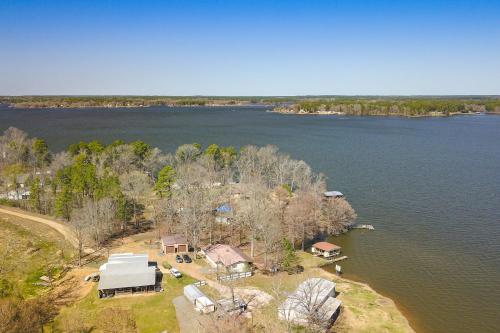 Updated Getaway on Toledo Bend with Pvt Boat Launch! - image 6
