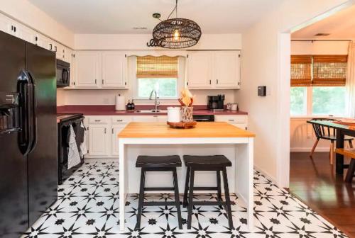 Charming Coastal Getaway close to Bay! in Town Bank, USA