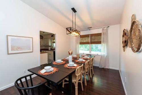 Charming Coastal Getaway close to Bay! in Town Bank, USA