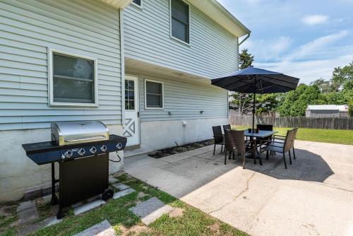 Charming Coastal Getaway close to Bay! in Town Bank, USA
