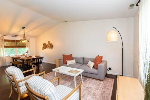 Charming Coastal Getaway close to Bay! in Town Bank, USA
