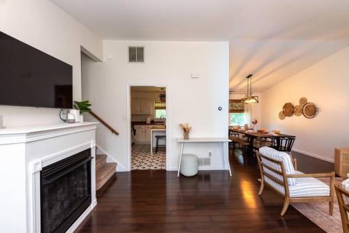 Charming Coastal Getaway close to Bay! in Town Bank, USA