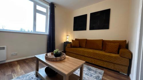 Cozy 2 Bedroom Apartment close to Town Centre in Woking