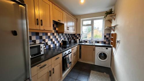 Cozy 2 Bedroom Apartment close to Town Centre in Woking