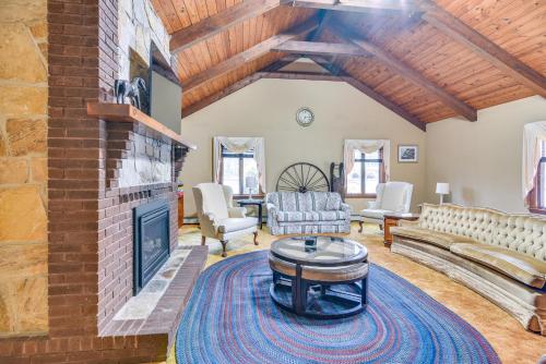 Bellingham Retreat with Fire Pit and Lake Access! in แฟรงกลิน (MA)