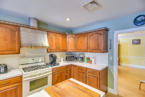 Bellingham Retreat with Fire Pit and Lake Access! in แฟรงกลิน (MA)
