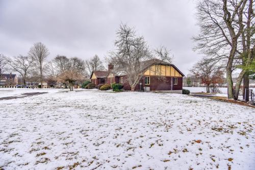 Bellingham Retreat with Fire Pit and Lake Access! in แฟรงกลิน (MA)