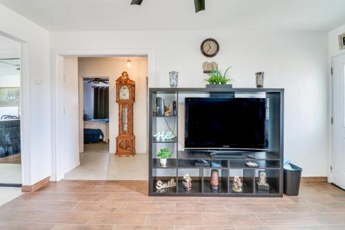 Palmdale Family Home with Private Pool and Backyard in Palmdale, USA