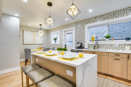 Stylish Chicago Retreat, Walk to Loyola University in Chicago, USA
