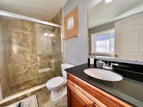 淋浴間, Newly Renovated Home in Central Aurora in 里士滿希爾