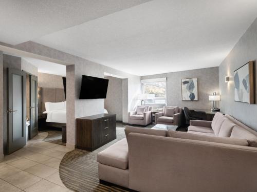 King Suite with Jetted Tub