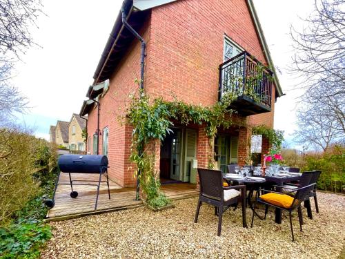 Cosy Cotswold Lodge by Your Home Here, ideal for families with log-burner, spa, private parking and heated swimming pools