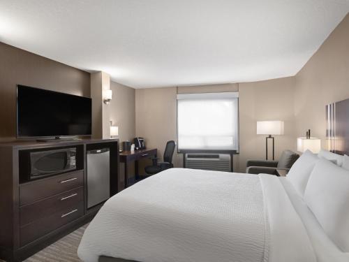 Double Room - Mobility Accessible Tub - Non-Smoking room in Holiday Inn Calgary Airport By IHG