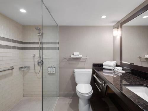 Double Room - Mobility Accessible Tub - Non-Smoking image 3