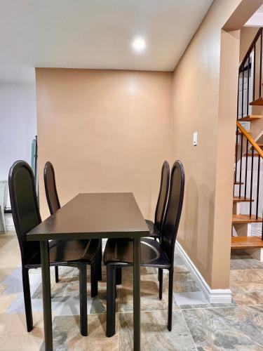 設施, Newly Renovated Home in Central Aurora in 里士滿希爾