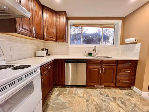 廚房, Newly Renovated Home in Central Aurora in 里士滿希爾