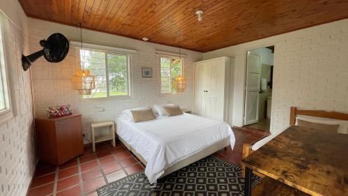 1 queen bed, 1 twin bed