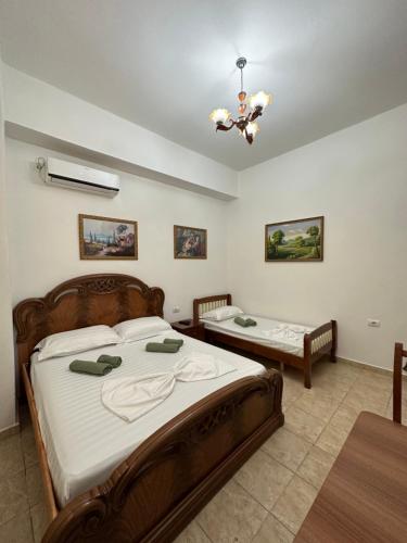 1 double bed, 1 twin bed