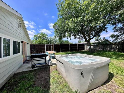 2 Kings Hot Tub Modern Cottage Hill Country