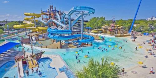 2 Kings Hot Tub Modern Cottage Hill Country in 布蘭科 (TX)