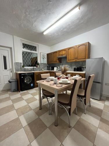 Faciliteter, Comfortable, spacious 2 Bedroom house close to Etihad Stadium in Stalybridge