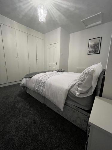 Comfortable, spacious 2 Bedroom house close to Etihad Stadium in Stalybridge