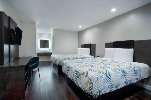2 queen beds