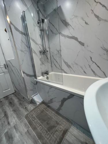 Badeværelse, Comfortable, spacious 2 Bedroom house close to Etihad Stadium in Stalybridge