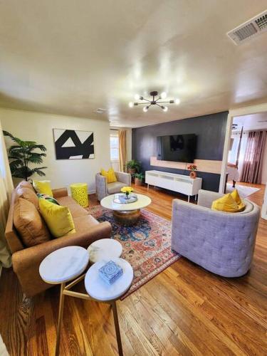 Chic Spacious Apt Near Attractions/Food/EWR/NYC in West Orange, USA