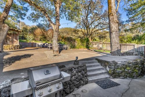 Glen Ellen Home with Lush Yard and Pool in Wine Country - image 12