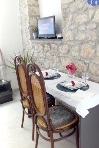 One-Bedroom Apartment with Terrace image 3