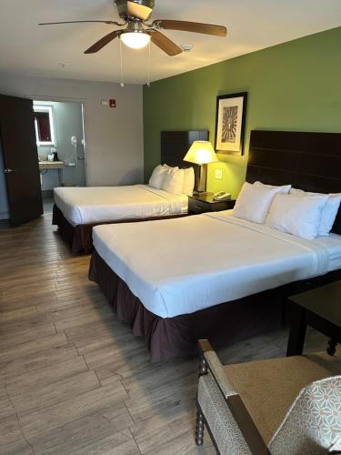 2 queen beds