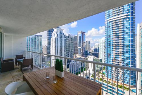 B&B Miami - Centric Modern 40thFloor Brickell Condo FREE parking by Palermo Home Miami - Bed and Breakfast Miami