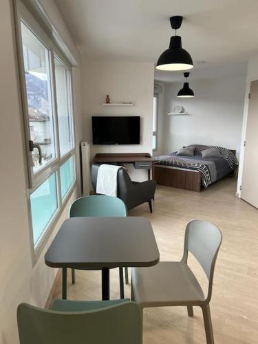 Studio confortable à 3 min de Genève - Wifi haut débit et Netflix inclus - Parking privé gratuit - Location saisonnière - Gaillard