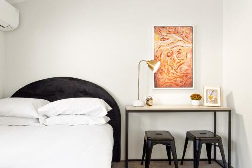 Elegantly Modern 2-Bed In The Heart of Chippendale - image 4