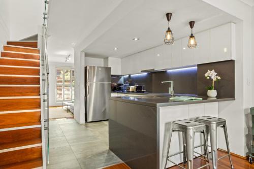 Elegantly Modern 2-Bed In The Heart of Chippendale - main image