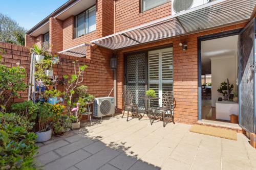 Elegantly Modern 2-Bed In The Heart of Chippendale - image 11