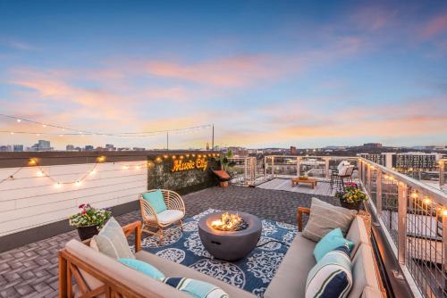 City Heights Rooftop Karaoke Game Room in Nashville, Vereinigte Staaten von Amerika