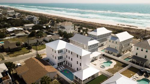 The Taj Of The Gulf! Luxury Beach Mansion! Sleeps 37, private pool & hot tub, putting golf