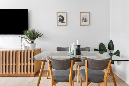 Coastal Corner - Contemporary Chic by the Beach - image 2