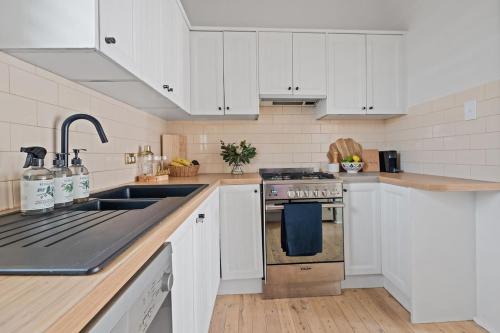 Coastal Corner - Contemporary Chic by the Beach - image 10