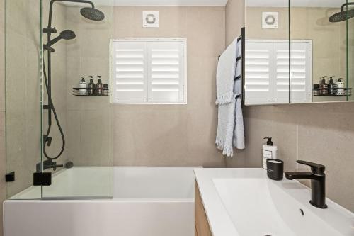 Coastal Corner - Contemporary Chic by the Beach - image 14