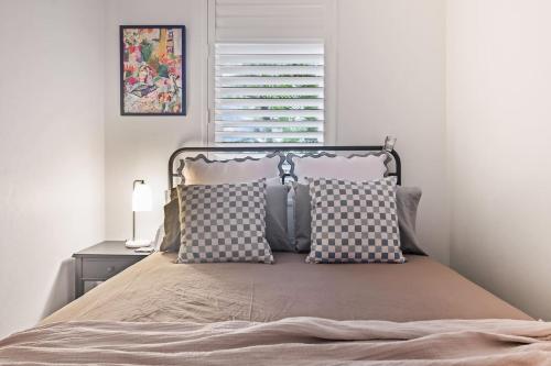 Coastal Corner - Contemporary Chic by the Beach - image 9
