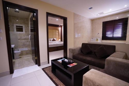 Hotel and Apartments Al Raqi Mall Artiaad in تبوك