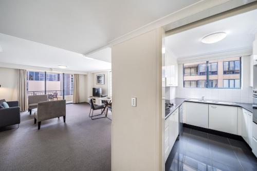 Oaks Sydney Castlereagh Suites - image 8