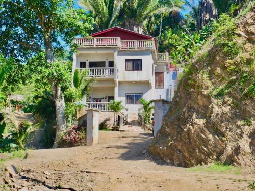 Roatan’s green view getaway.