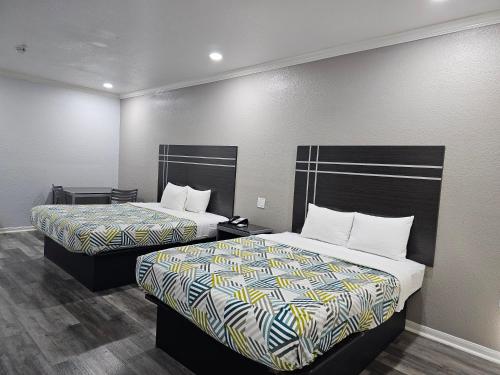 2 queen beds